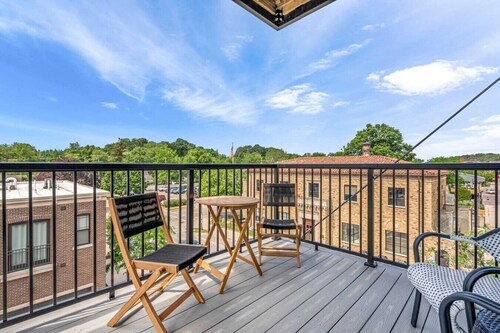 Modern Condo Downtown Close to Shops/Food/Beach