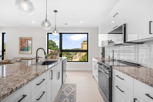 Modern Condo Downtown Close to Shops/Food/Beach