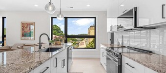 Modern Condo Downtown Close to Shops/Food/Beach