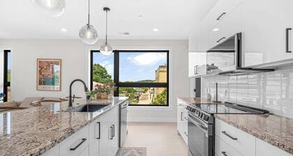 Modern Condo Downtown Close to Shops/Food/Beach