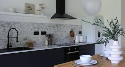 No 6 - 1 Bed Flat - Lux Living - Free Parking