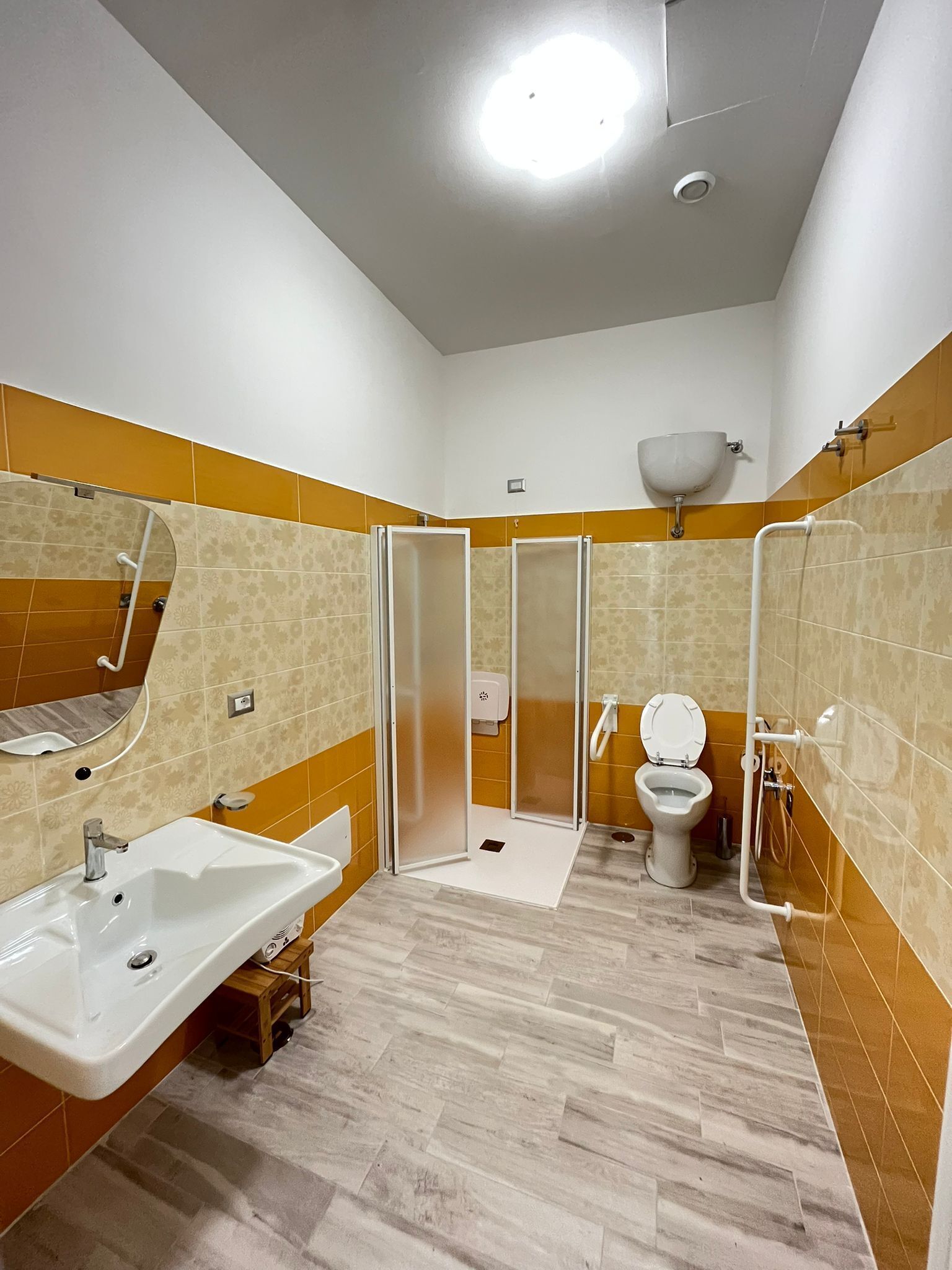 Habitació doble Comfort, accessible per a persones amb mobilitat reduïda | Bany | Dutxa, assecador de cabells, tovalloles i sabó 