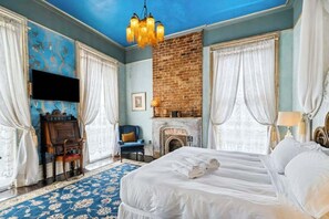 5 bedrooms, desk, iron/ironing board, travel crib