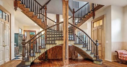 Stunning Storybook Villa w Pool & HotTub 5bd|6.5ba