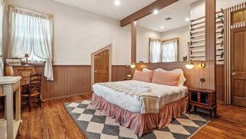 5 habitaciones, escritorio y tabla de planchar con plancha