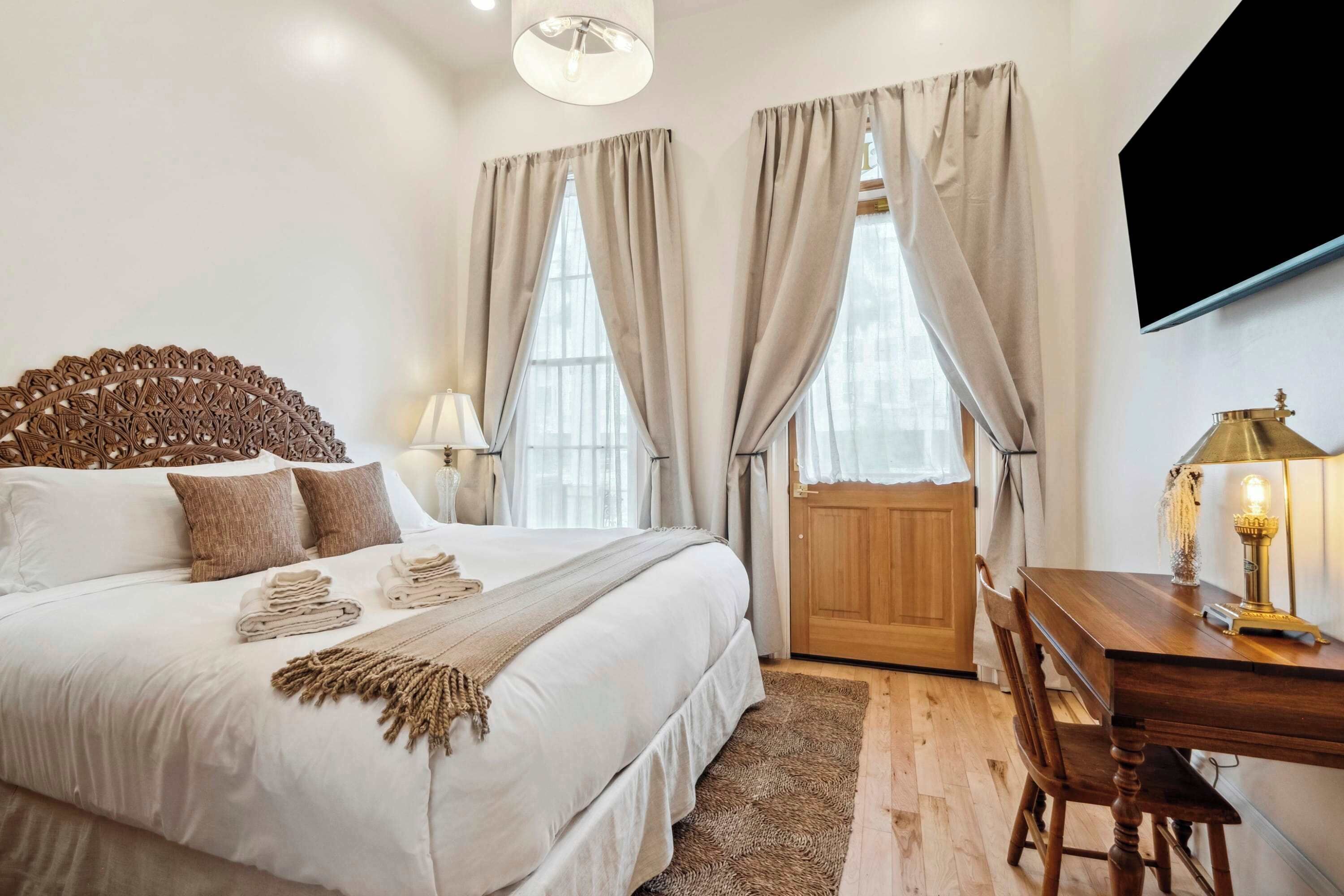 5 habitaciones, escritorio y tabla de planchar con plancha 