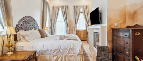 5 bedrooms, desk, iron/ironing board, travel cot