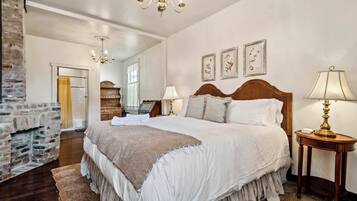 9 Schlafzimmer, Schreibtisch, BĂŒgeleisen/BĂŒgelbrett, Reisekinderbett