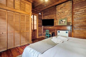 9 bedrooms, desk, iron/ironing board, travel crib