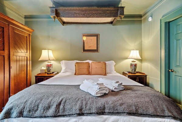 9 bedrooms, desk, iron/ironing board, travel cot