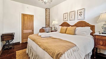 9 bedrooms, desk, iron/ironing board, travel crib