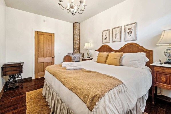 9 bedrooms, desk, iron/ironing board, travel crib