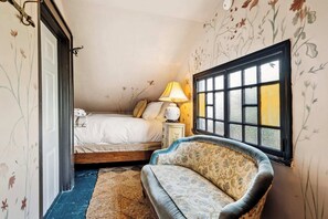 9 عدّة غرف نوم ومكتب ومكواة/لوح كي وسرير سفر