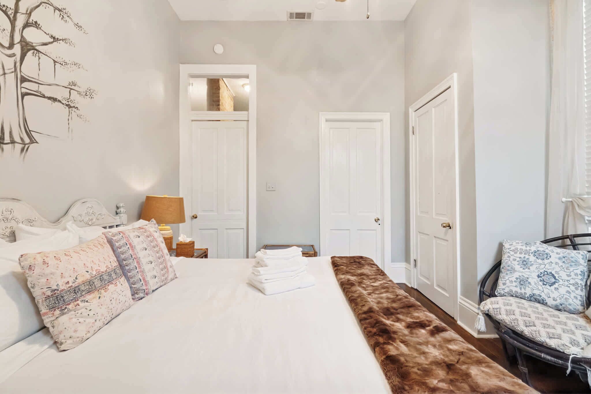 5 soverom, skrivebord, strykejern/-brett og reiseseng for barn