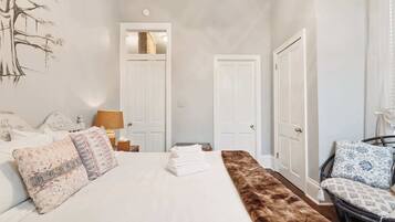 5 habitaciones, escritorio y tabla de planchar con plancha