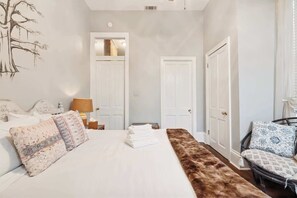 5 bedrooms, desk, iron/ironing board, travel cot - Relaxing Bohemian House w Heated Pool 5br|4ba (New Orleans)