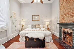 5 bedrooms, desk, iron/ironing board, travel crib