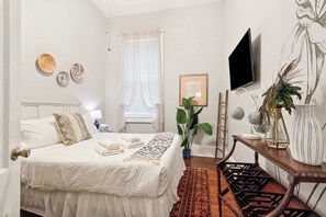 5 bedrooms, desk, iron/ironing board, travel crib