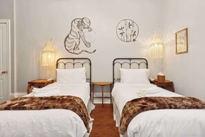 5 bedrooms, desk, iron/ironing board, travel crib