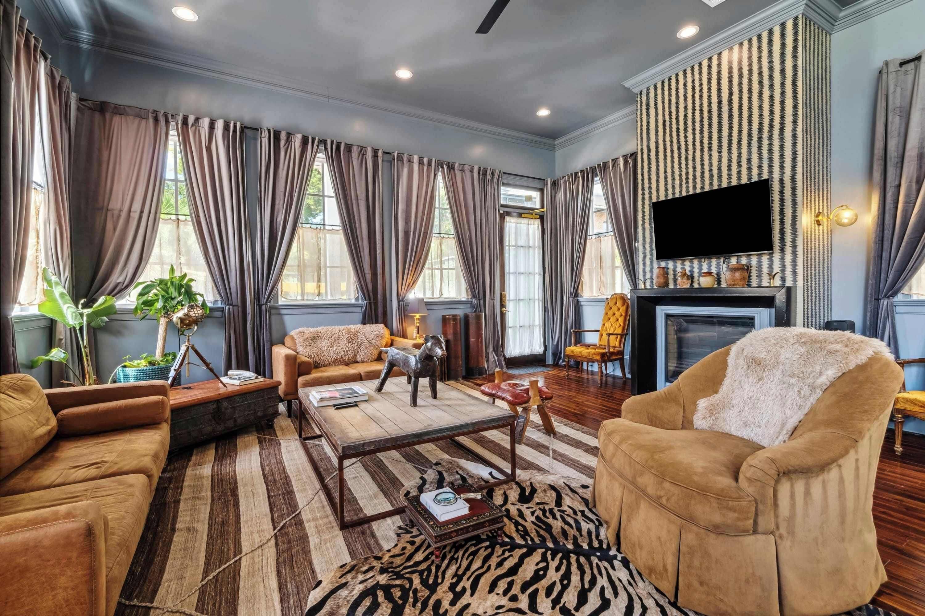 Televisión, chimenea, estéreo y oficina 