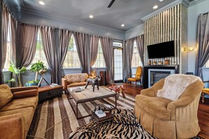 Télévision, cheminée, chaîne hi-fi, espaces bureaux