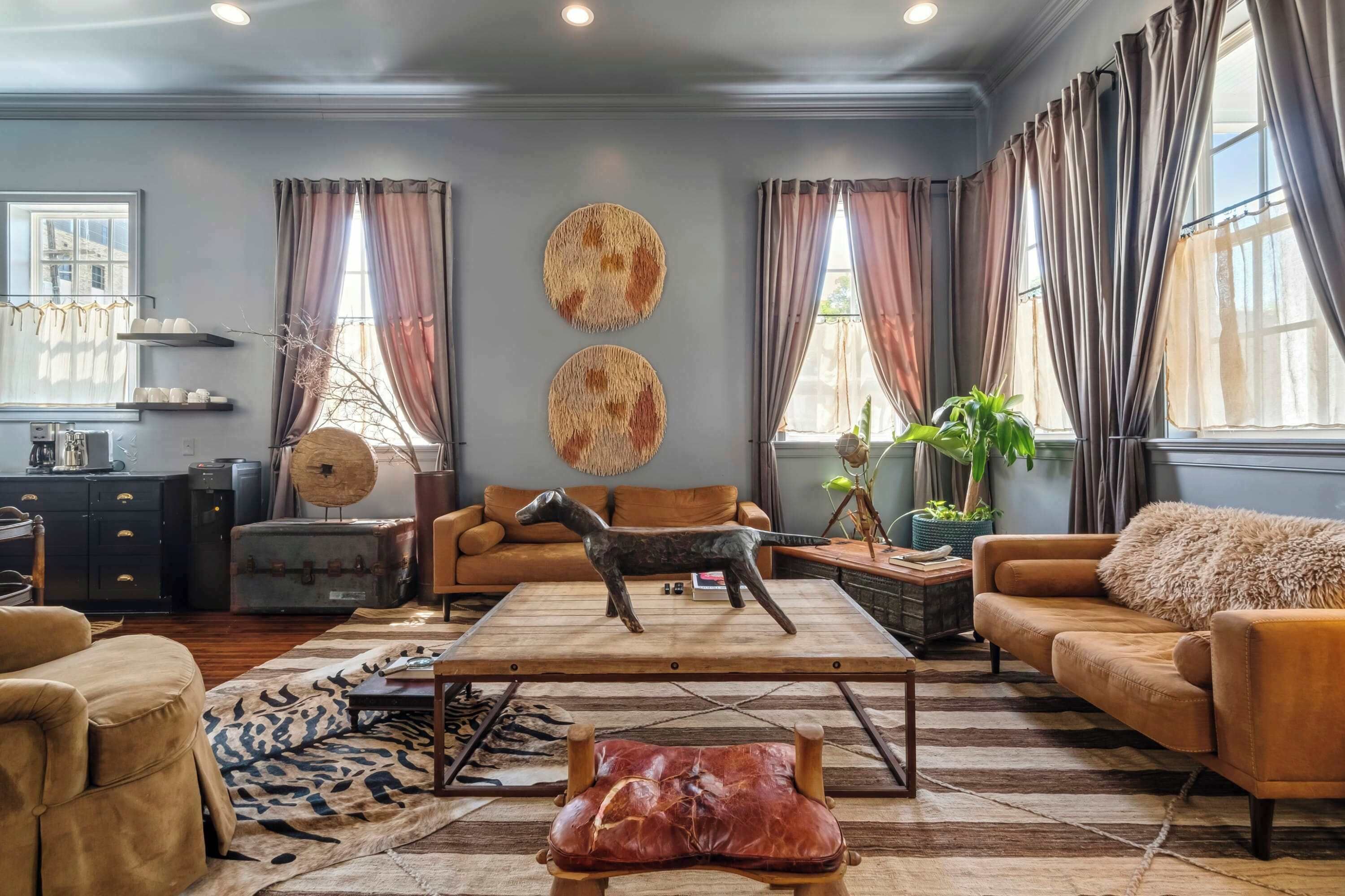 Televisión, chimenea, estéreo y oficina 