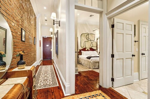 Elegant Condo w Balcony on Magazine St. 2br|1ba