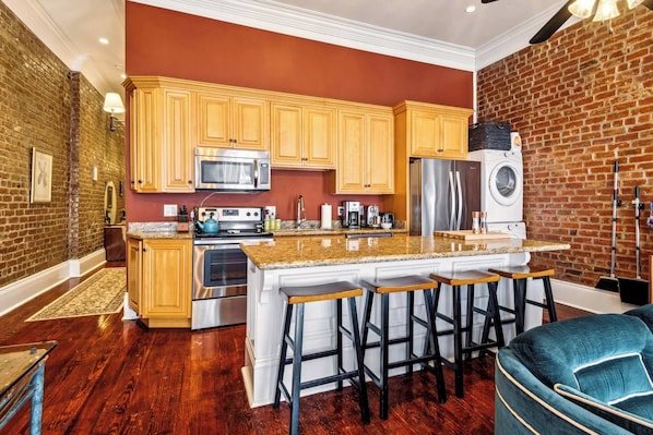 Køleskab, mikrobølgeovn, ovn, kogeplade