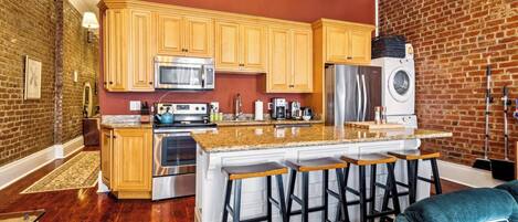 Een koelkast, een magnetron, een oven, een kookplaat