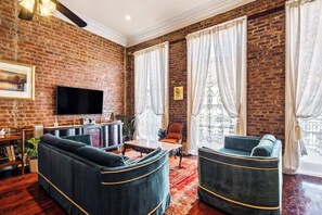 TV, stereoanlegg og kontorer