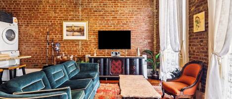 Televisión, estéreo y oficina