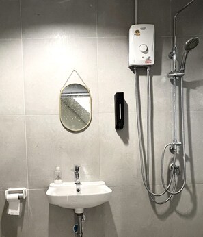 Habitación doble, balcón | Baño | Pantuflas 