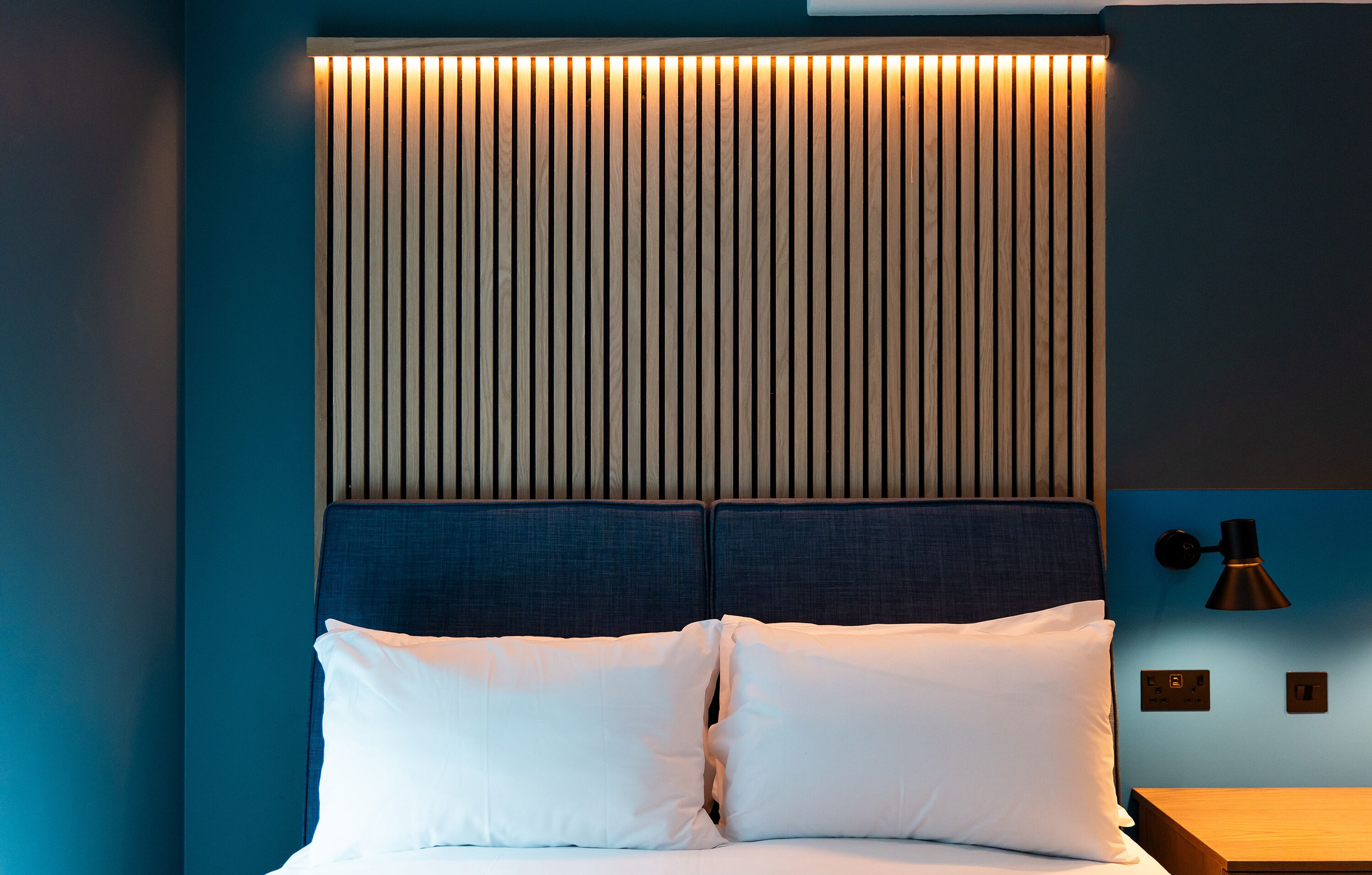 Schreibtisch, laptopgeeigneter Arbeitsplatz, Verdunkelungsvorhänge