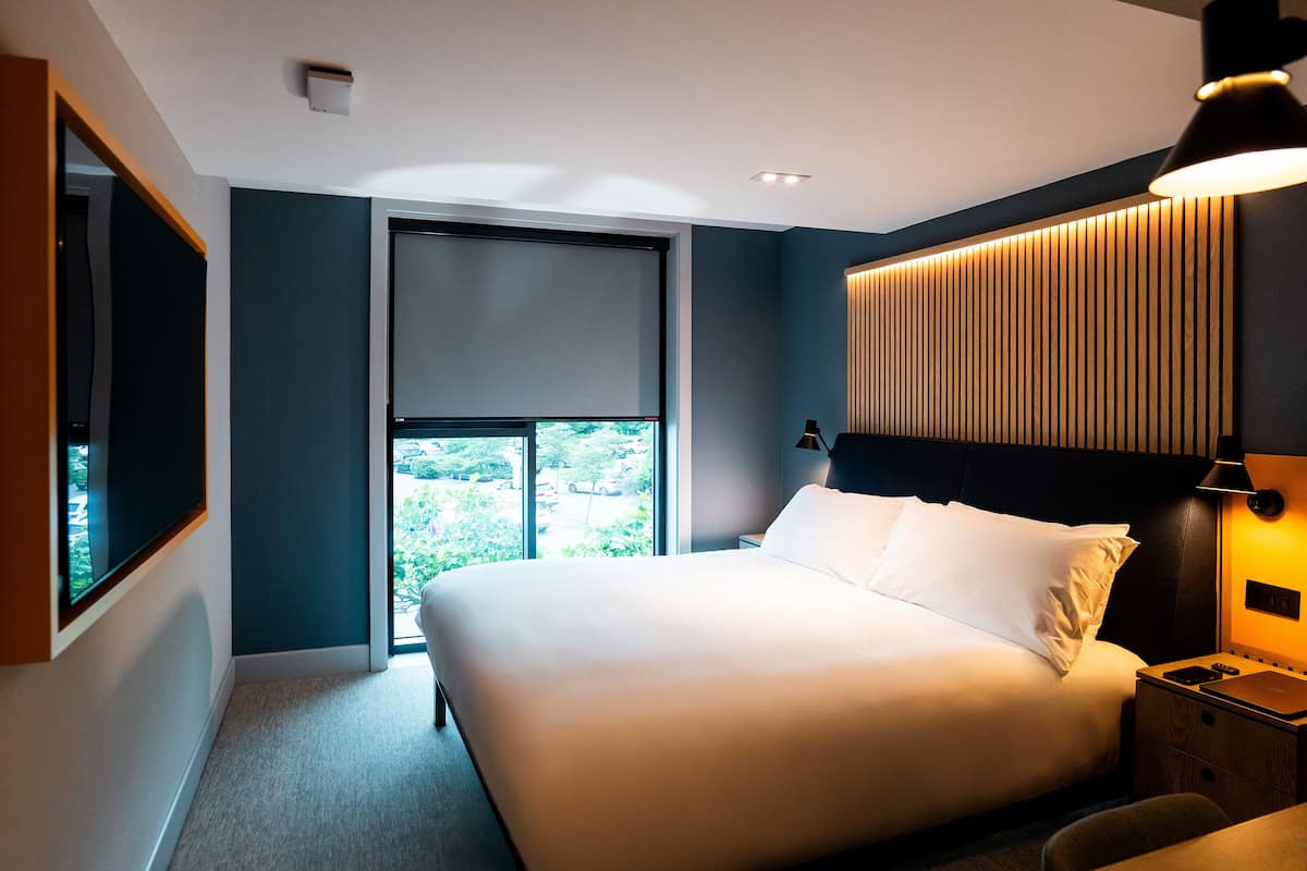 Double Room, 1 King Bed | Desk, laptop workspace, blackout drapes, iron/ironing board