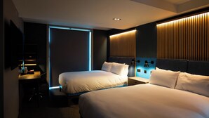 Family Room, 2 King Beds | 办公桌、笔记本电脑工作区、遮光窗帘、熨斗/熨衣板