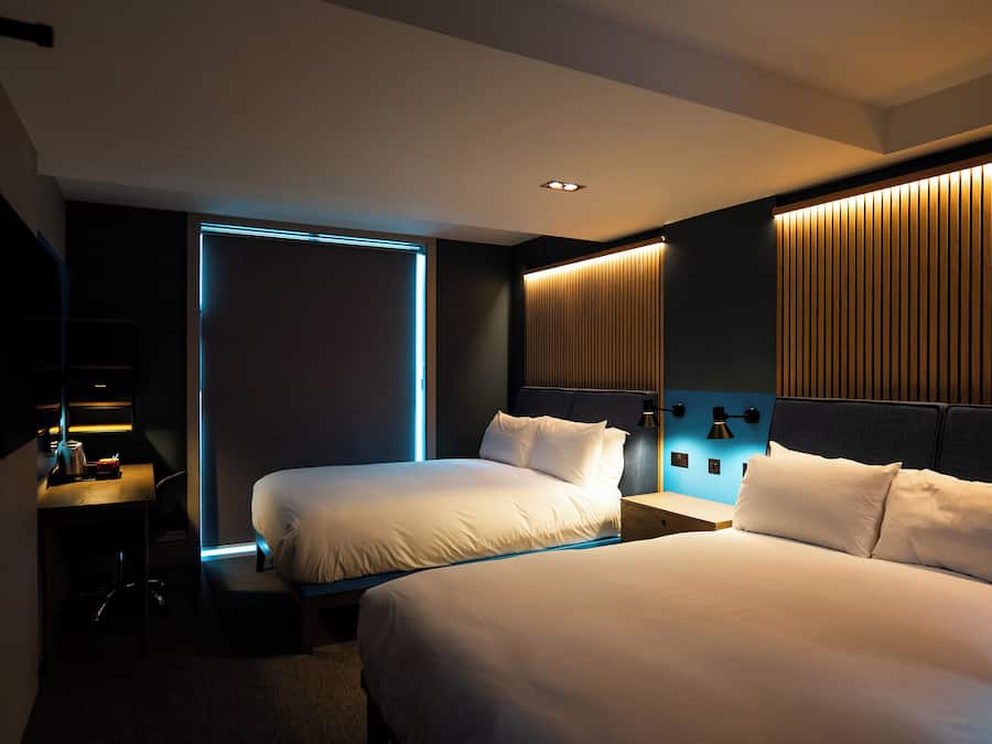 Family Room, 2 King Beds | Skrivebord, skrivebord for bærbar PC og blendingsgardiner