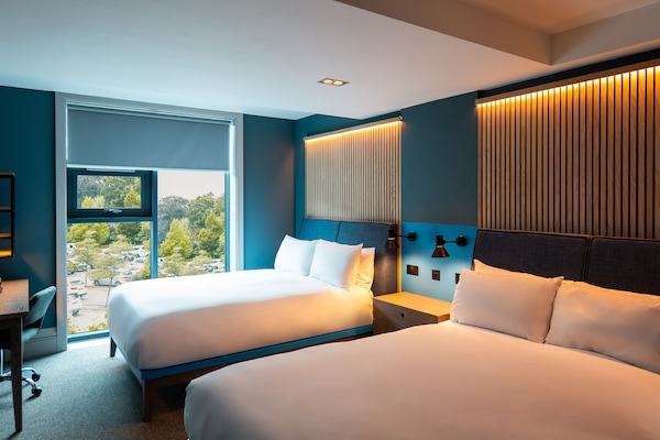 Family Room, 2 King Beds | Una scrivania, postazione laptop, tende oscuranti, ferro/asse da stiro