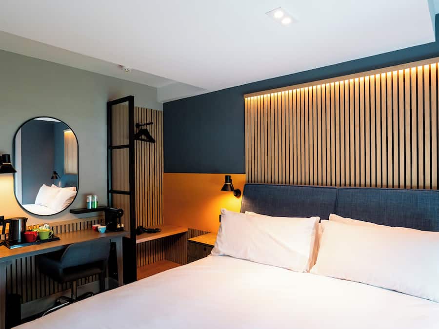 Escritorio, espacio para trabajar con laptop y cortinas blackout