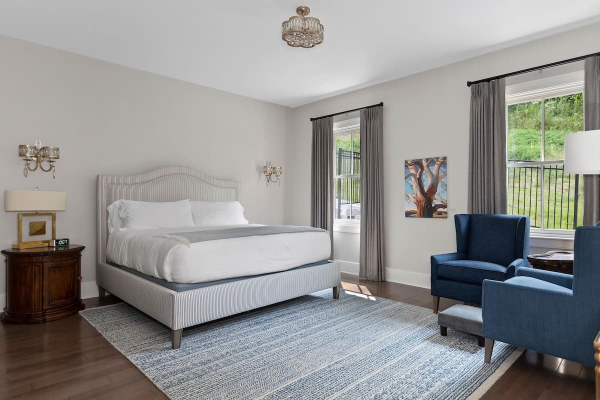 Deluxe King | Premium bedding, free WiFi, bed sheets