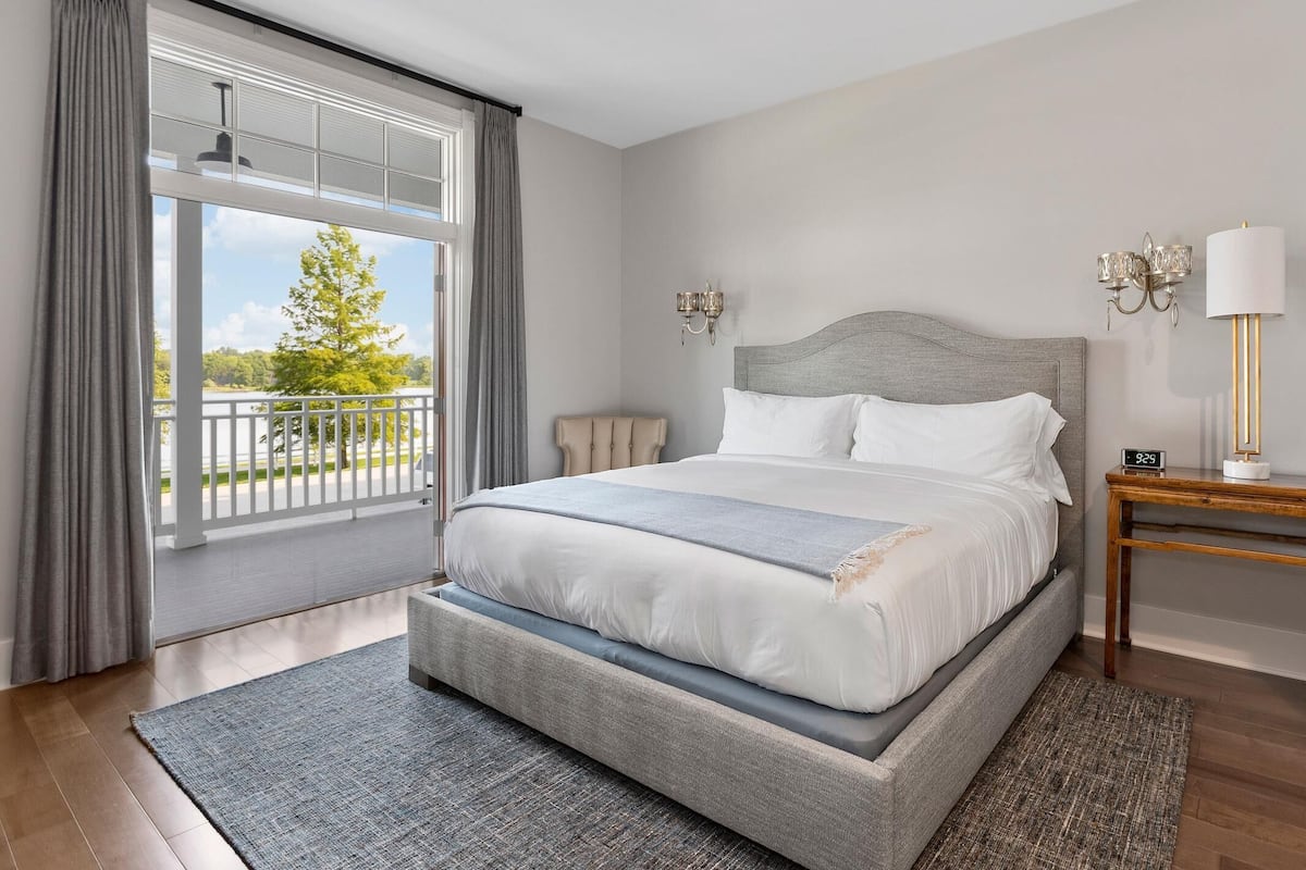 Deluxe King ADA | Roupas de cama premium, Wi-Fi de cortesia, roupa de cama