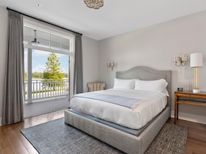 Deluxe King ADA | Premium bedding, free WiFi, bed sheets - The Inns at St. Albans near Six Flags (Saint Albans)