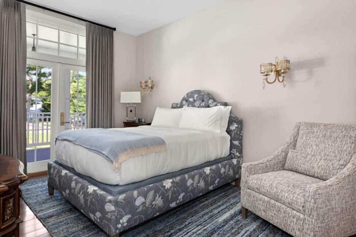 Deluxe Queen | Roupas de cama premium, Wi-Fi de cortesia, roupa de cama
