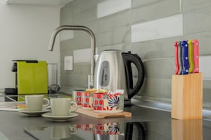 Apartamento, 1 quarto, varanda, vista para o jardim | Cozinha privada | Geladeira, fogão, cooktop, lava-louças