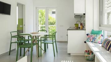 Apartamento, 1 quarto, varanda, vista para o jardim | Área de estar | TV 30 polegadas com canais via satélite