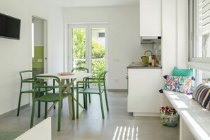 Apartamento, 1 quarto, varanda, vista para o jardim | Área de estar | TV 30 polegadas com canais via satélite