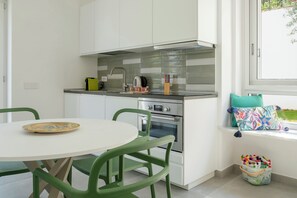 Apartamento, 1 quarto, varanda, vista para o jardim | Cozinha privada | Geladeira, fogão, cooktop, lava-louças