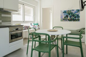 Huoneisto, 1 makuuhuone, patio, näköala puutarhaan | Yksityinen keittiö | Jääkaappi, uuni, liesi, astianpesukone