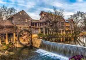 Exterior - Penthouse Paradise | Smoky Mtn Views & Jacuzzi (Pigeon Forge)