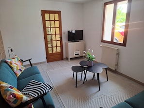 TV connectée, lecteur de DVD, livres