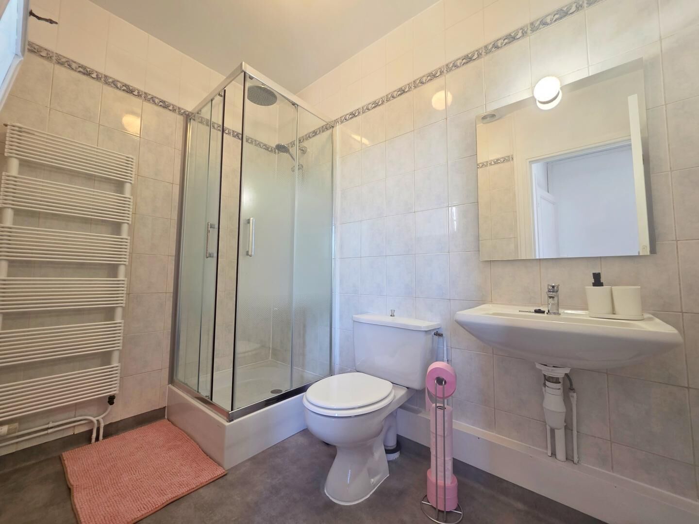 Dusch, hårtork, handdukar och tvål